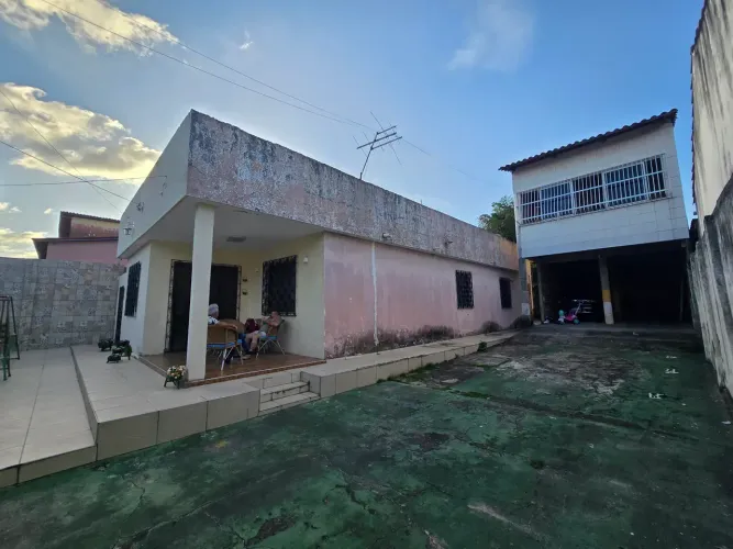 Imóvel com terreno de 615 m² com duas casas e muito espaço livre no bairro Quintino Cunha,