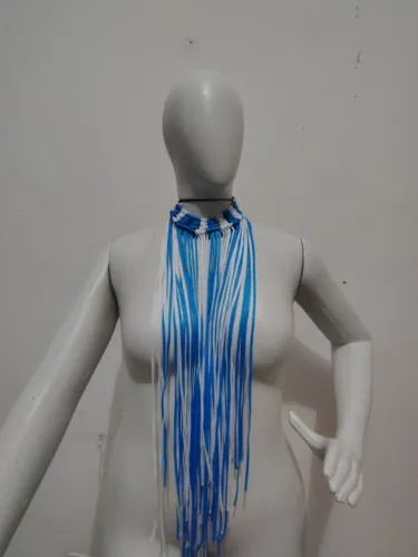 Colar de macramê azul e branco