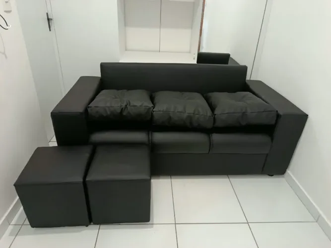 SOFÁ DE COURO PRETO 3 LUGARES + 2 PUFFS | NOVO, NUNCA USADO