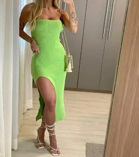 Vestido de linha com fenda lateral