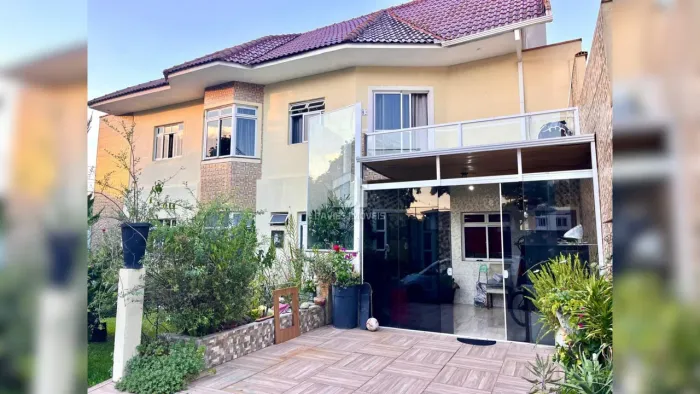 Sobrado em Condomínio à venda em Curitiba | 250 m² | 6 quartos | no Fazendinha