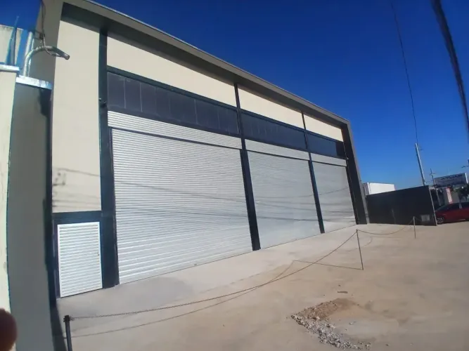 GALPÃO NOVO 750m² | SAÍDA RIO VERDE | PÉ ALTO | 8 VAGAS