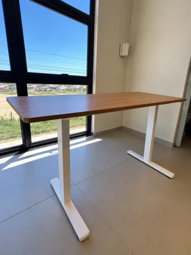 Mesa Office Zinnia Astera, 120cm, Com Regulagem de Altura