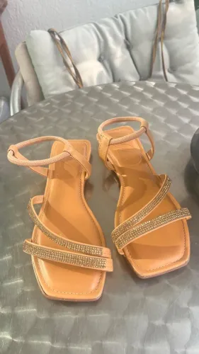 Sandália rasteirinha com brilho Sonho dos Pés.