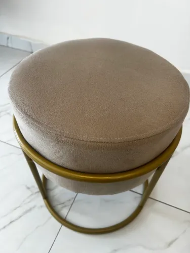 Puff bege com metalon dourado