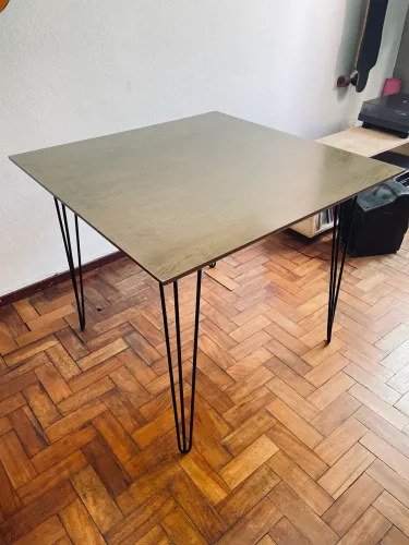 Mesa Quadrada Estilo Industrial