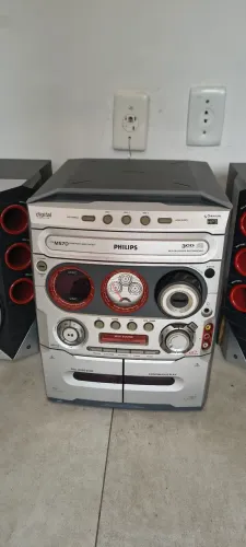 Três em um , aparelho de rádio , toca cd e fita .