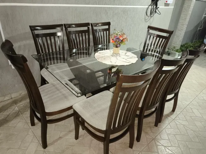 Mesa com tampo de vidro e 8 cadeiras em madeira maciça + Buffet aparador em MDF/MDP