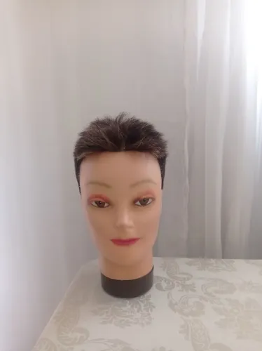 Vende se uma cabeça de boneca. Cabelo Natural bom para quem faz curso na área de estética 