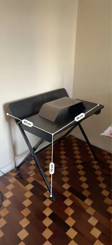 Mesa de escritório preta, pés em X + suporte para monitor