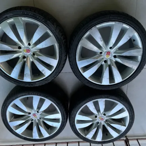 Rodas de liga leve completa, pneus, calotas e parafusos.