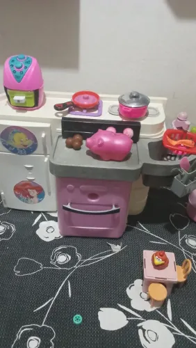 linda e geladeira e pia infantil