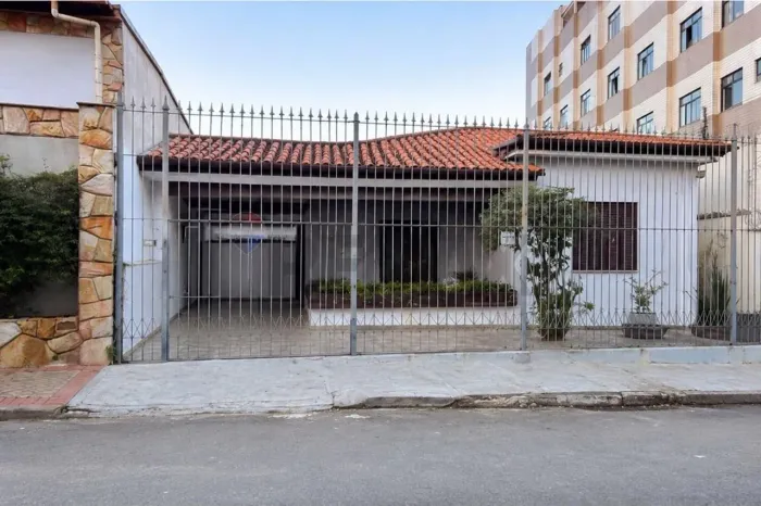 Casa linear a venda no bairro São Mateus com 3 quartos