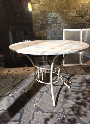 Mesa tubular com tampo de mármore e cinco cadeiras