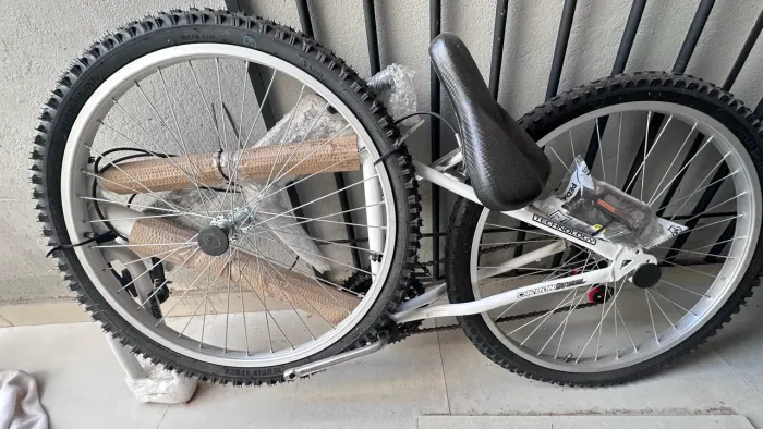 Bicicleta Aro 26 Carbon Steel Ultra Bikes Masculina 18v Bicolor Line Freios V-brake