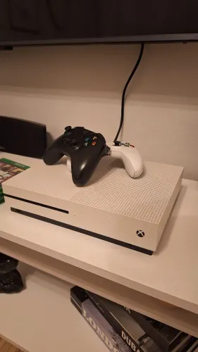 XBOX ONE S 1TB SUPERCONSERVADO COM 2 CONTROLES E JOGOS MIDIAS FISICAS