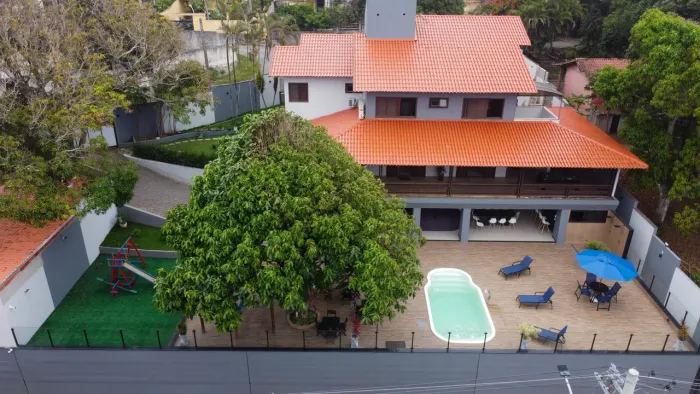 Aluguel Casa alto padrão 6 suítes em Manguinhos