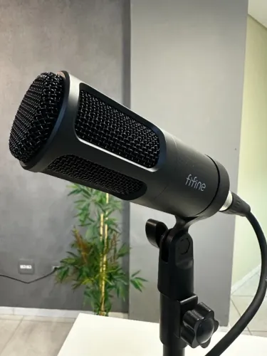 Microfone FIFINE XLR Dynamic K669d Podcast Preto + pedestal Tomate + puf