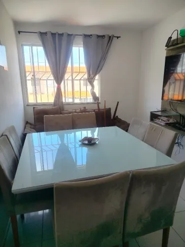 Mesa com 8 cadeiras bem conservada