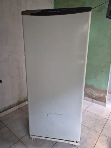Vendo uma geladeira usada mais muito boa valor RS 600.00 