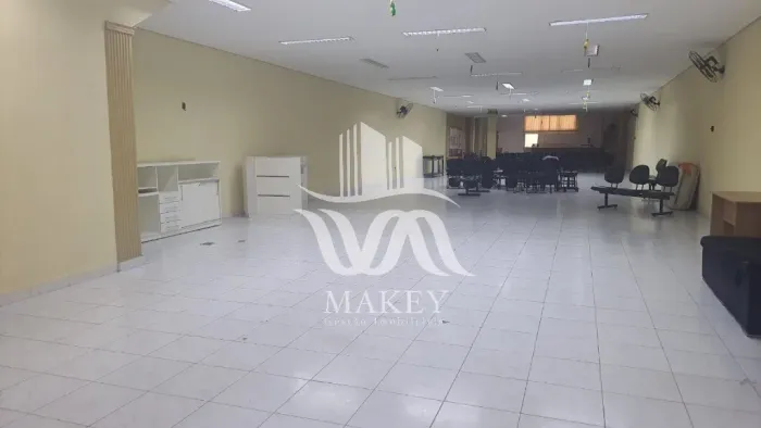 Salão comercial com 400m², 4 banheiros (feminino e masculino), cozinha e churrasqueira - t