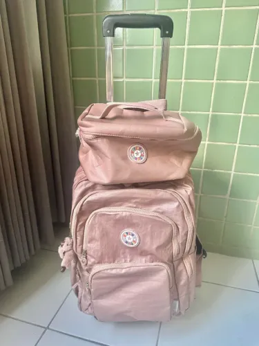 Mochila Kipling com rodinhas + Lancheira - Rosé/Nude - Novíssima