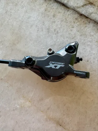 Pinça de Freio Shimano XT M8100 com magueira