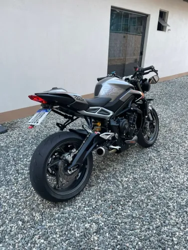 Street triple 765rs cinza