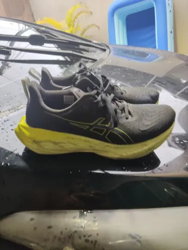 Tenis Asics Novablast 4 - seminovo - Tamanho 42