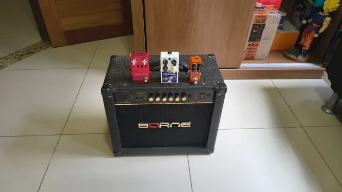 Caixa Borne 1050, pedais Joyo Dark flame,Ammon pock Reverb, Mosky B-Box preamp