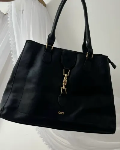 Bolsa sonho dos pés preta média com bolso interno 