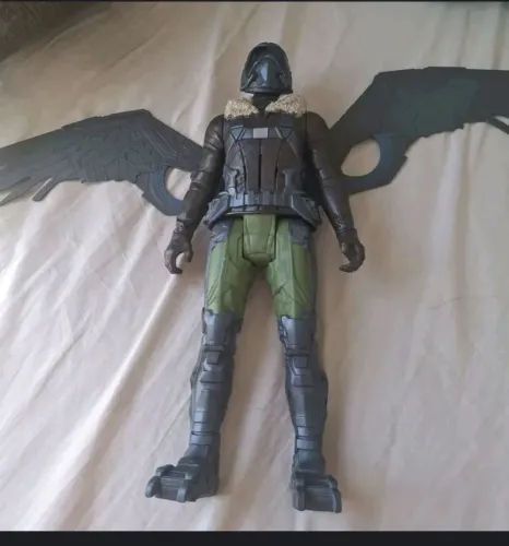 Homem abutre com asas articulado com som 