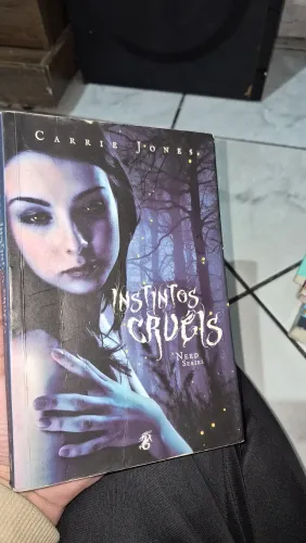 Institos Cruéis - Carrie Jones (337 páginas)