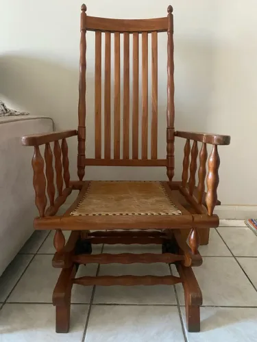 Cadeira de Balanço de Madeira