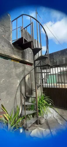 Escada caracol compacta e resistente