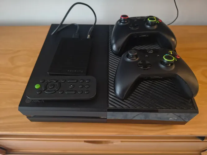Xbox One Fat, acompanha 2 controles originais, controle remoto e HD externo de 2tb