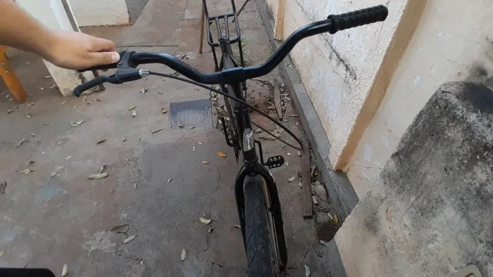 Bike montadinha aro 26, com algumas avarias, perfeita pra quem gosta de montar