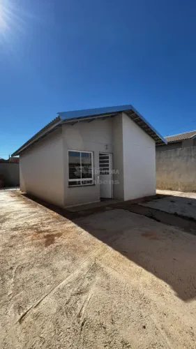 Jardim Aurora - Casa com 02 dormitórios e 02 garagem