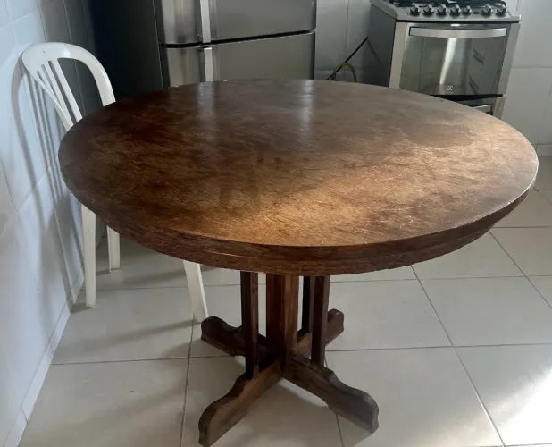 Mesa de madeira com 4 cadeiras