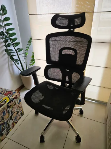 Cadeira de escritório ergonômica e seminova