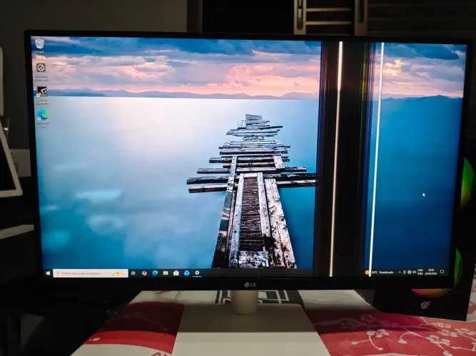 Monitor LG UltraFine 4K 27US500-W - Praticamente Novo (Com defeito na tela)