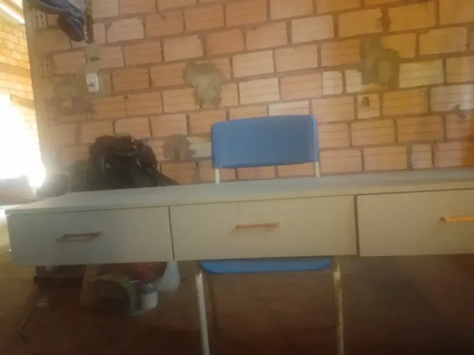 Vendo uma bancada, 3 gavetas por 650