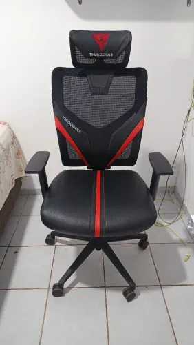 Cadeira Gamer ThunderX3 YAMA1 Preta Vermelha Ergonômica c/ Encosto Reclinável