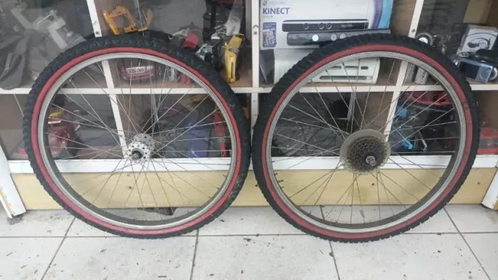 Par de aros 26 Araya made in japan com pneus, câmaras e catraca 6V 529,00 somos loja  0701