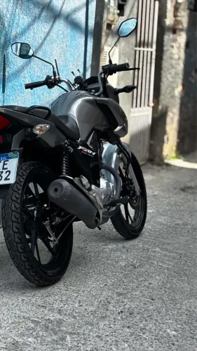 Honda Fan 160 prata metálico, difícil ver uma desça inteira na rua