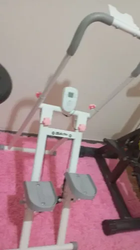 Vendo um simulador de escada.