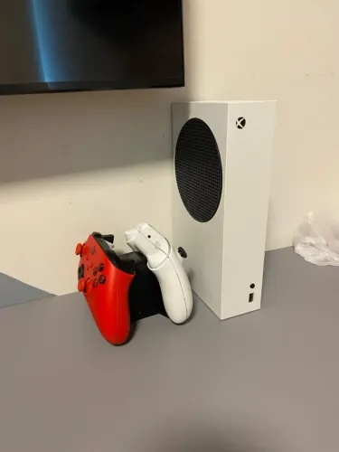 Xbox Series S 512Gb com controle adicional vermelho bem conservado