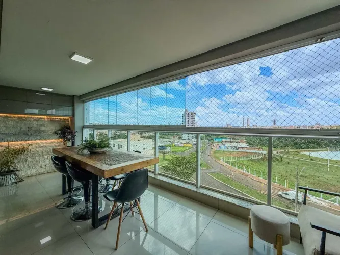 Apartamento á venda em Rio Verde com acabamento moderno, espaço amplo, 3 quartos e armário