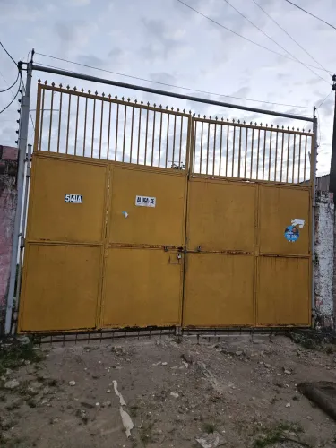 Alugo terreno com área coberta
