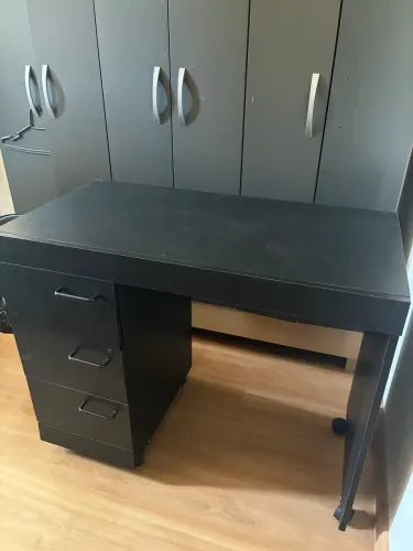 Vendo mesa de escritório com gavetas